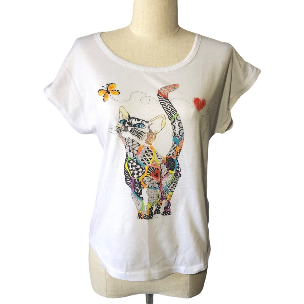 Cap sleeve M tee with patchwork cat design.